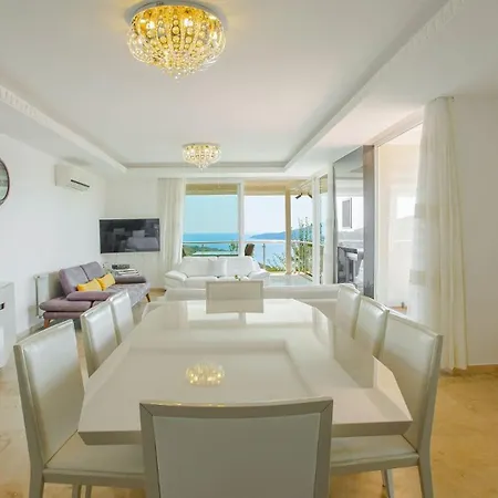 5 Bedroom Luxury 7073 Villa