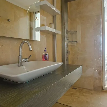 5 Bedroom Luxury 7073 Villa *